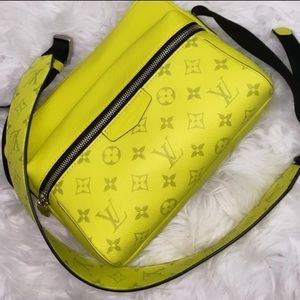 Louis Vuitton outdoor messenger bag in Jaune